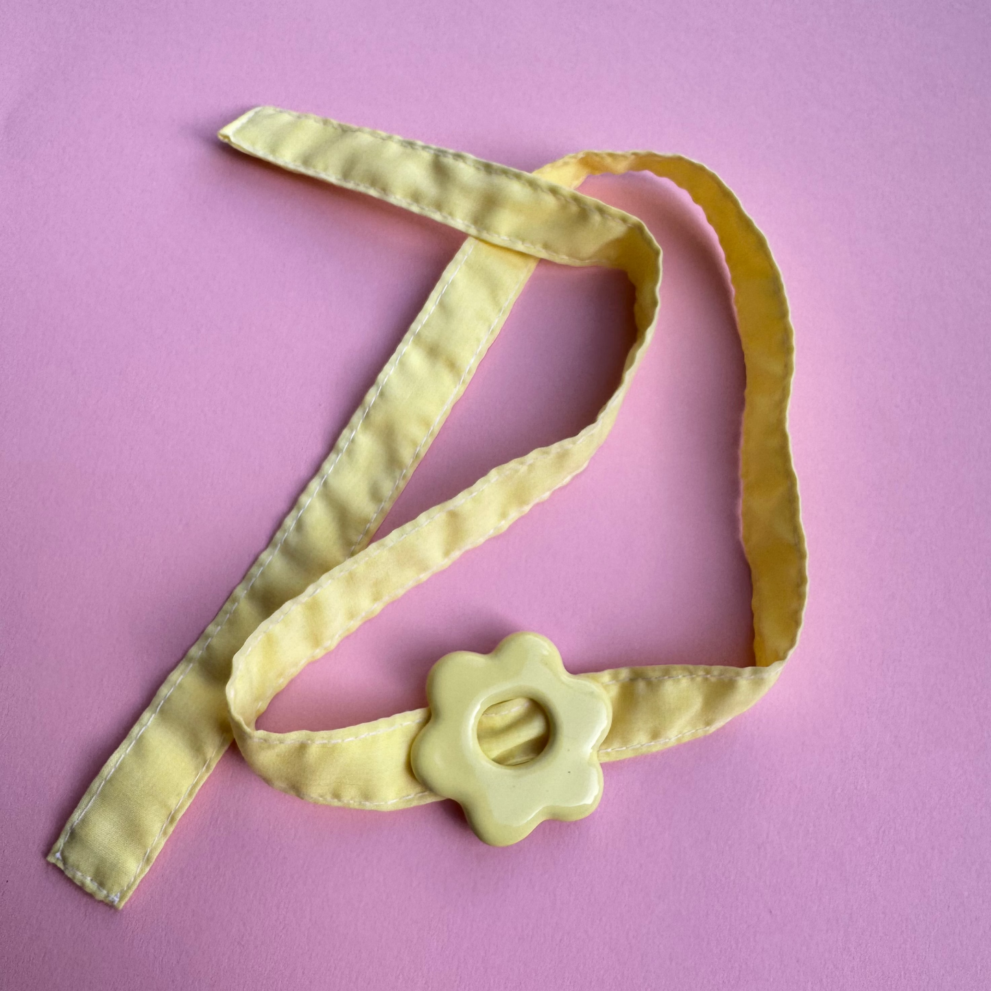 Blume Buttergelb (mit Schlaufe)